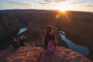 人，坐着，山顶，山，女人，女孩，女人，男人