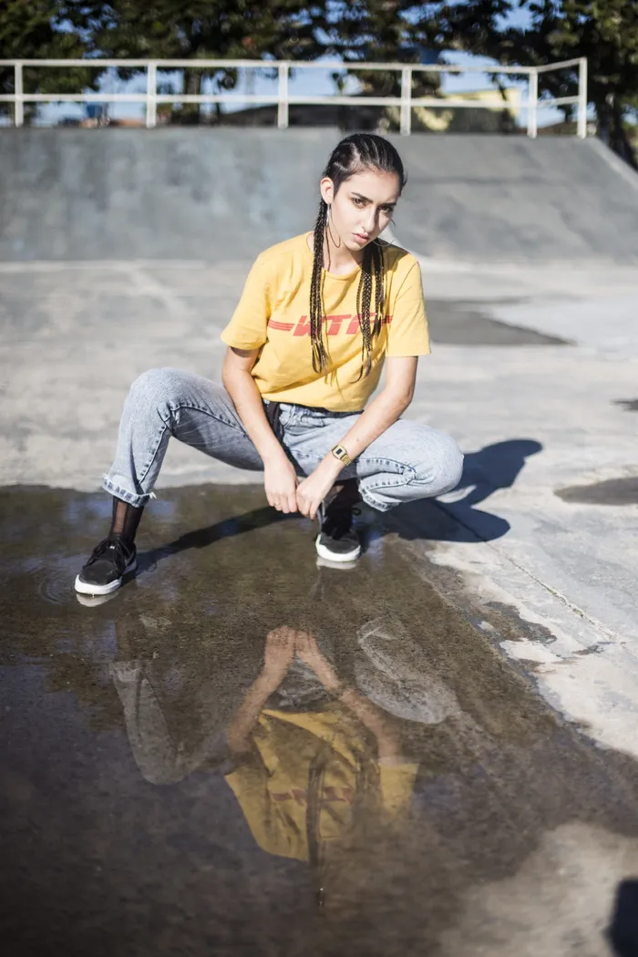 摆姿势拍照的女人