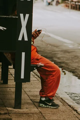 坐在候车棚上的人的照片