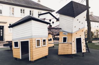 丹麦、哥本哈根、奥斯特布罗、黄色、房子、草地、操场、桥梁