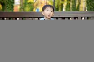 长凳上的男婴