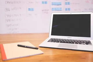 苹果、办公桌、笔记本电脑、钢笔、电脑、macbook air、实体模型、笔记