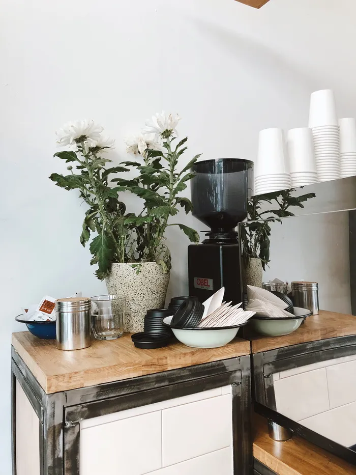 餐具放在棕色和灰色的木制橱柜上