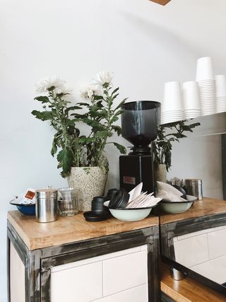 餐具放在棕色和灰色的木制橱柜上