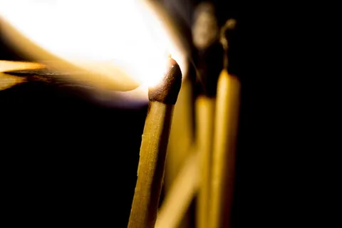 点燃的火柴 点燃的火柴