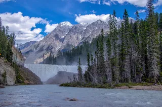 远处树木和山脉附近的瀑布