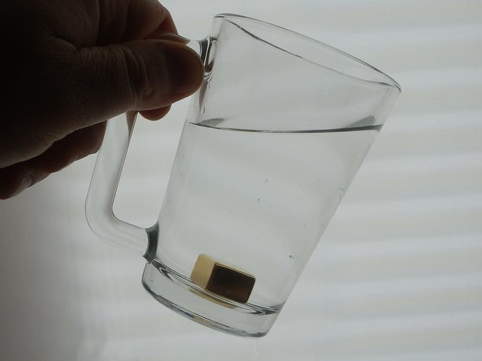 杯子，水，饮用水，结构化器，玻璃杯，人手，手，人体部位