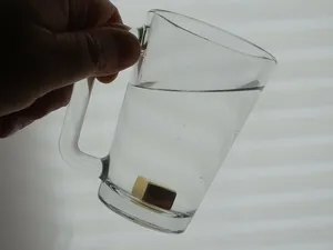 杯子，水，饮用水，结构化器，玻璃杯，人手，手，人体部位