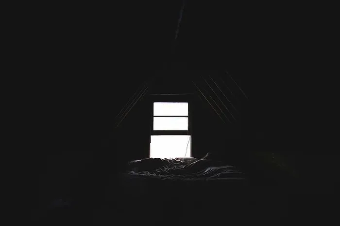人，躺着，床，昏暗，阁楼，窗户，黑暗，房间