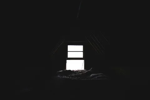 人，躺着，床，昏暗，阁楼，窗户，黑暗，房间