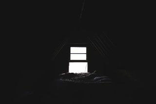 人，躺着，床，昏暗，阁楼，窗户，黑暗，房间