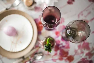 复活节餐桌上有可爱的粉色装饰、鲜花、柳絮和鸡蛋