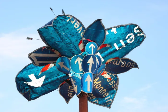 交通标志，手掌，路标，箭头，蓝色，盾牌，信息，方向