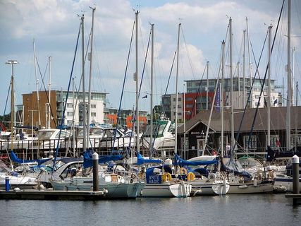 停泊在英国萨福克伊普斯维奇码头的游艇