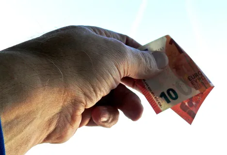 个人，持有，10欧元纸币，给予，接受欧元，10欧元，欧元纸币，货币