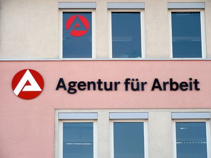 粉色、灰色、agentur fur arbeit大楼、就业办公室、工作、失业、失业、解雇