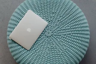 蓝色口袋上的MacBook笔记本电脑