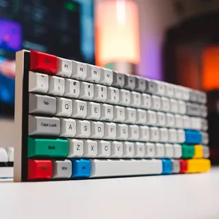 白色表面上的白色和红色键盘