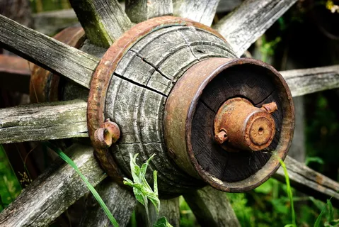 旧货车车轮，木制车轮，轮毂，生锈，古董，怀旧，旧，货车车轮