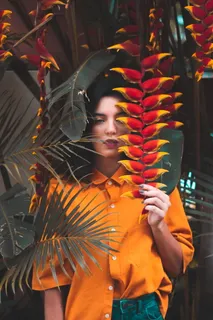 拿着龙虾爪花的女人 拿着龙虾爪花的女人