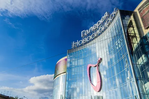 中心，建筑，窗户，玻璃，云，反射，人，新西伯利亚