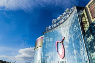 中心，建筑，窗户，玻璃，云，反射，人，新西伯利亚