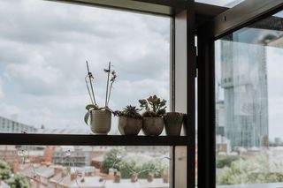 透明玻璃窗上的四个白色陶瓷壶