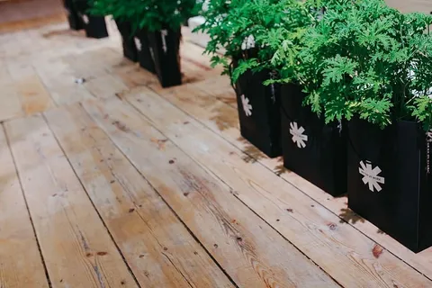 展览上的各种设计师桌椅