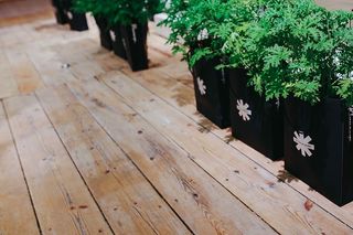 展览上的各种设计师桌椅