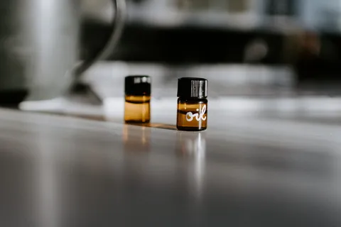 棕色油瓶的选择性彩色摄影