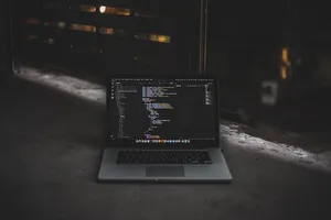 灰色房间内的MacBook Pro