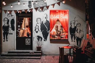 花盆旁的空桌子亮着灯