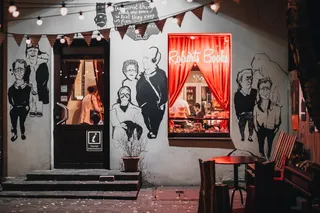 花盆旁的空桌子亮着灯