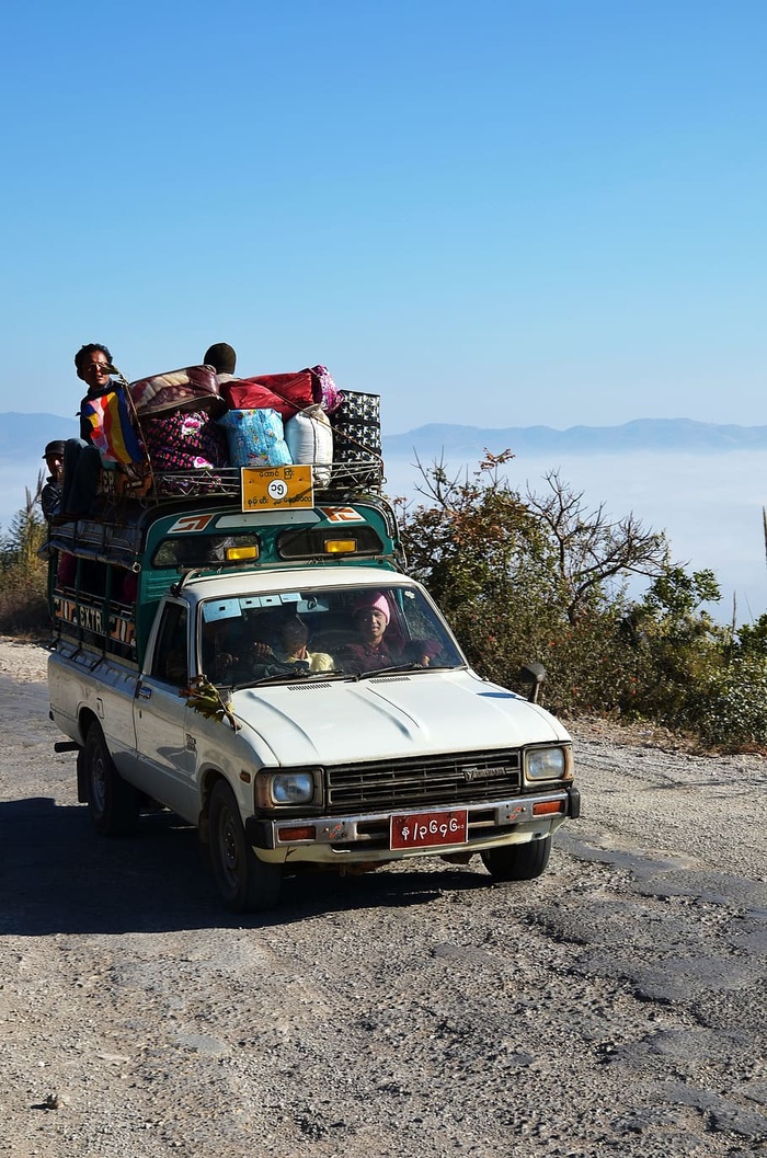 汽车、旅行、超载、行李、车顶行李、驾驶、道路、云层