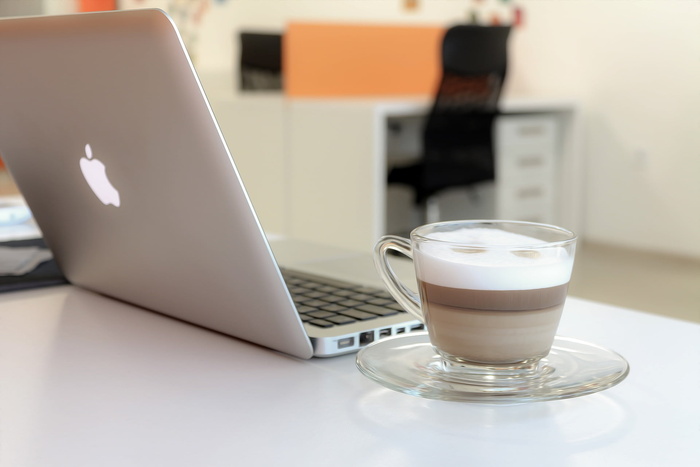 选择性，聚焦摄影，打开银色macbook，桌子，旁边，杯子，咖啡，透明