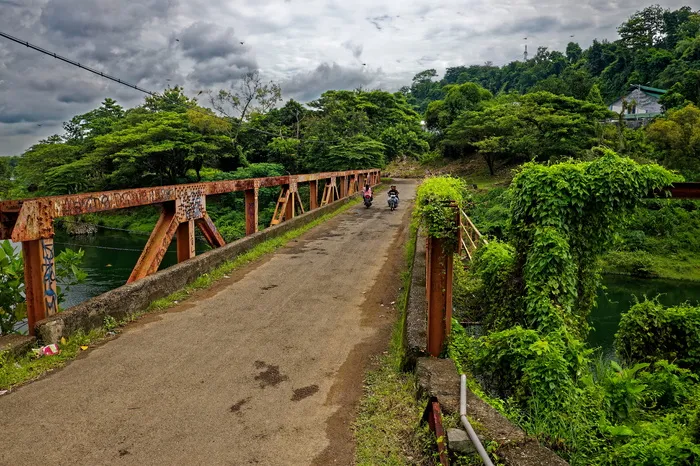 桥上有两辆摩托车