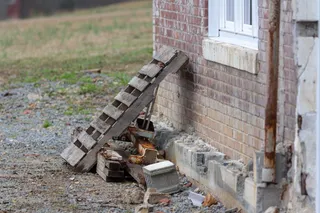 砖墙旁的棕色木梯