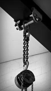 陆地列车、天井、铁、硬链、链条、金属、钢、室内