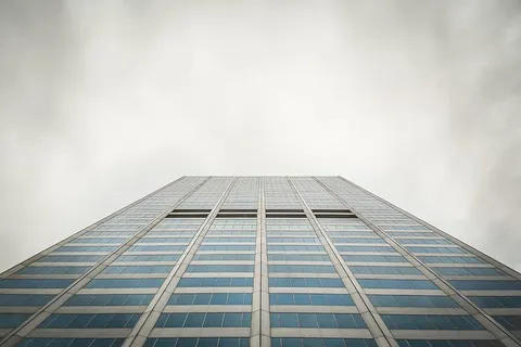 建筑、建筑、窗户、商业、企业、办公室、天空、云层