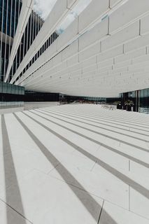 现代白色建筑，建筑师艾利斯·马泰乌斯的EDP总部，葡萄牙里斯本