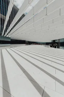 现代白色建筑，建筑师艾利斯·马泰乌斯的EDP总部，葡萄牙里斯本