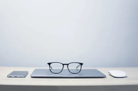 黑框眼镜，黑框，眼镜，macbook air，旁边，苹果魔术鼠标，银色安卓智能手机