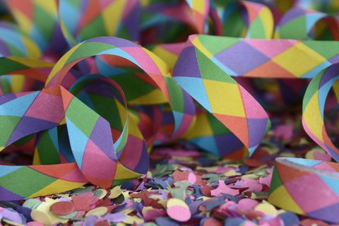 彩色壁纸、彩带、五彩纸屑、狂欢节、派对、多彩、庆祝、庆祝