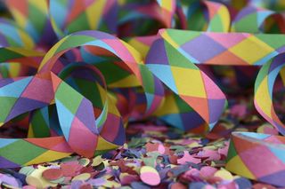 彩色壁纸、彩带、五彩纸屑、狂欢节、派对、多彩、庆祝、庆祝