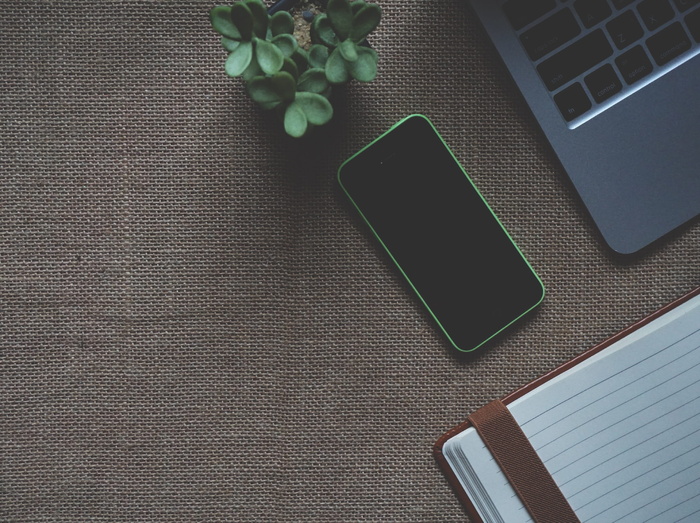 苹果笔记本附近的绿色Iphone 5c