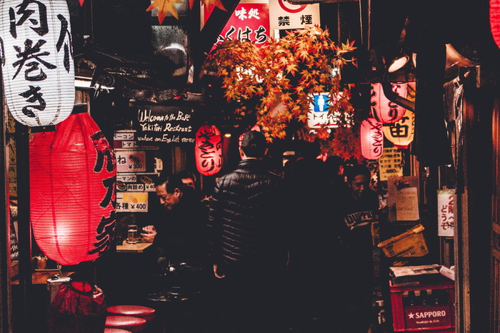 照片，男人，穿着，泡泡夹克，脸，街道，黑暗，夜晚