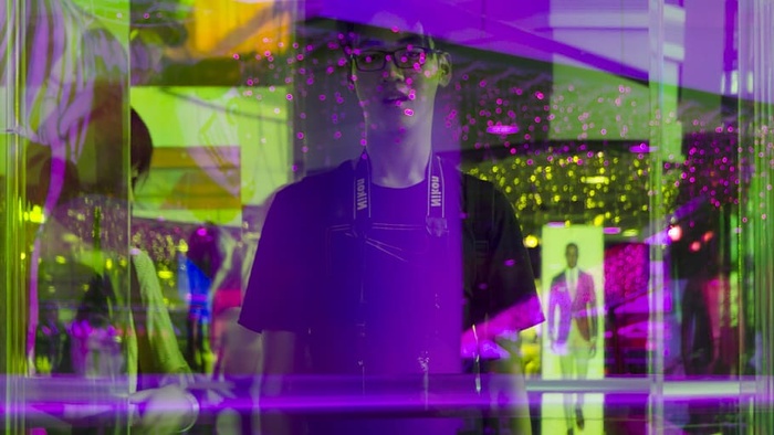 单人、成人、女性、照明、站立、室内、技术、业务