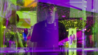 单人、成人、女性、照明、站立、室内、技术、业务