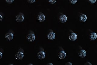 有盖玻璃瓶的特写照片