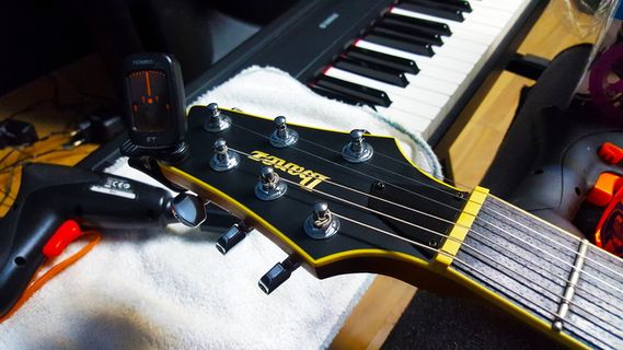 电吉他, 电吉他头, 带调谐器的电吉他, 串, 吉他, 音乐, 音乐设备, 乐器